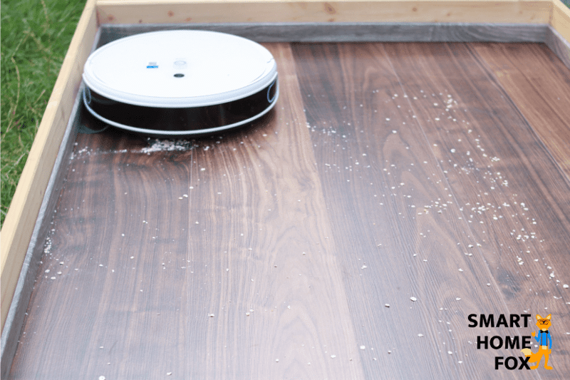 Yeedi Mop убирает вдоль плинтуса